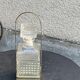 Carafe à whisky en verre et son serviteur en métal de couleur argent vintage