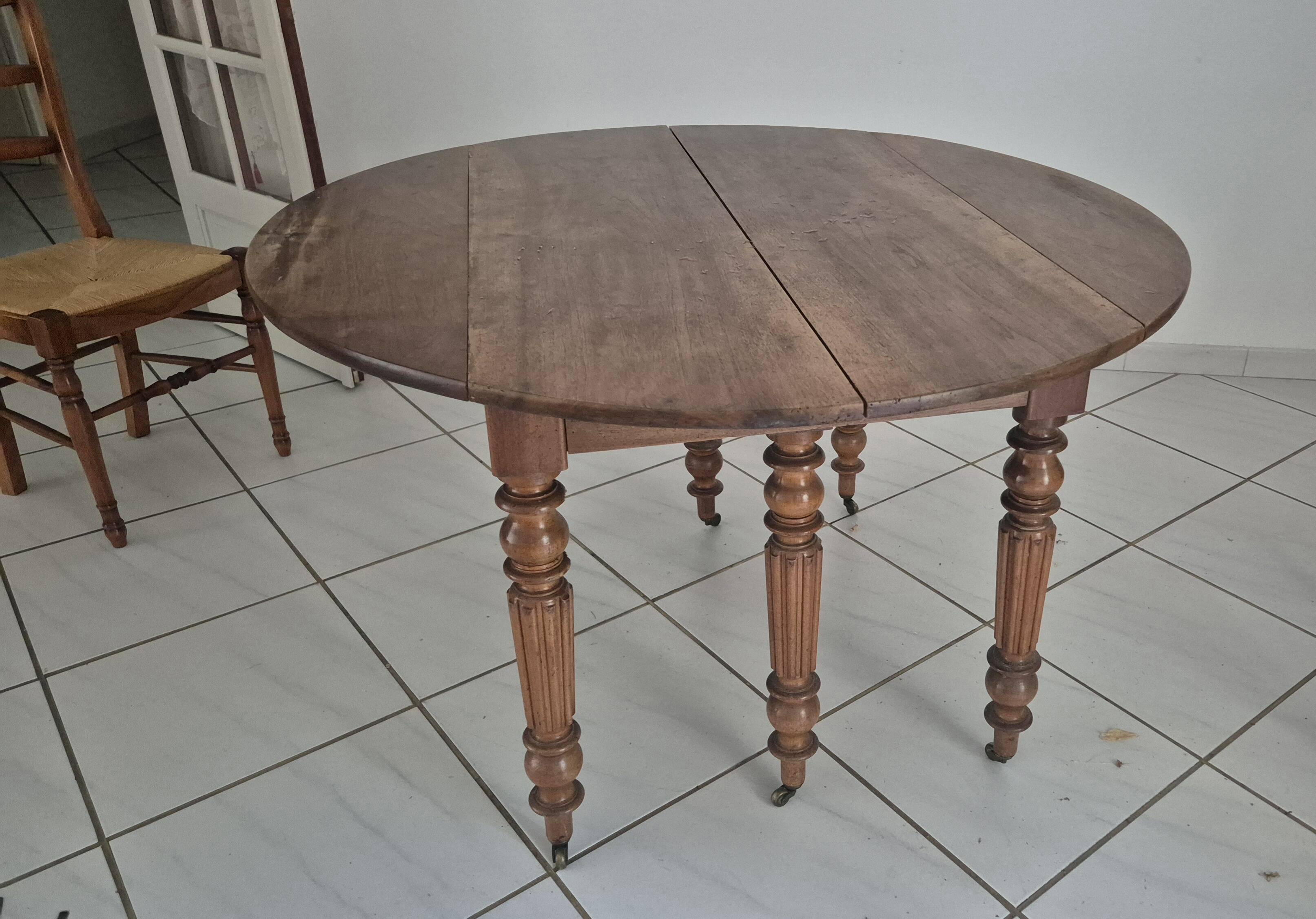 Louis Philippe round table in walnut