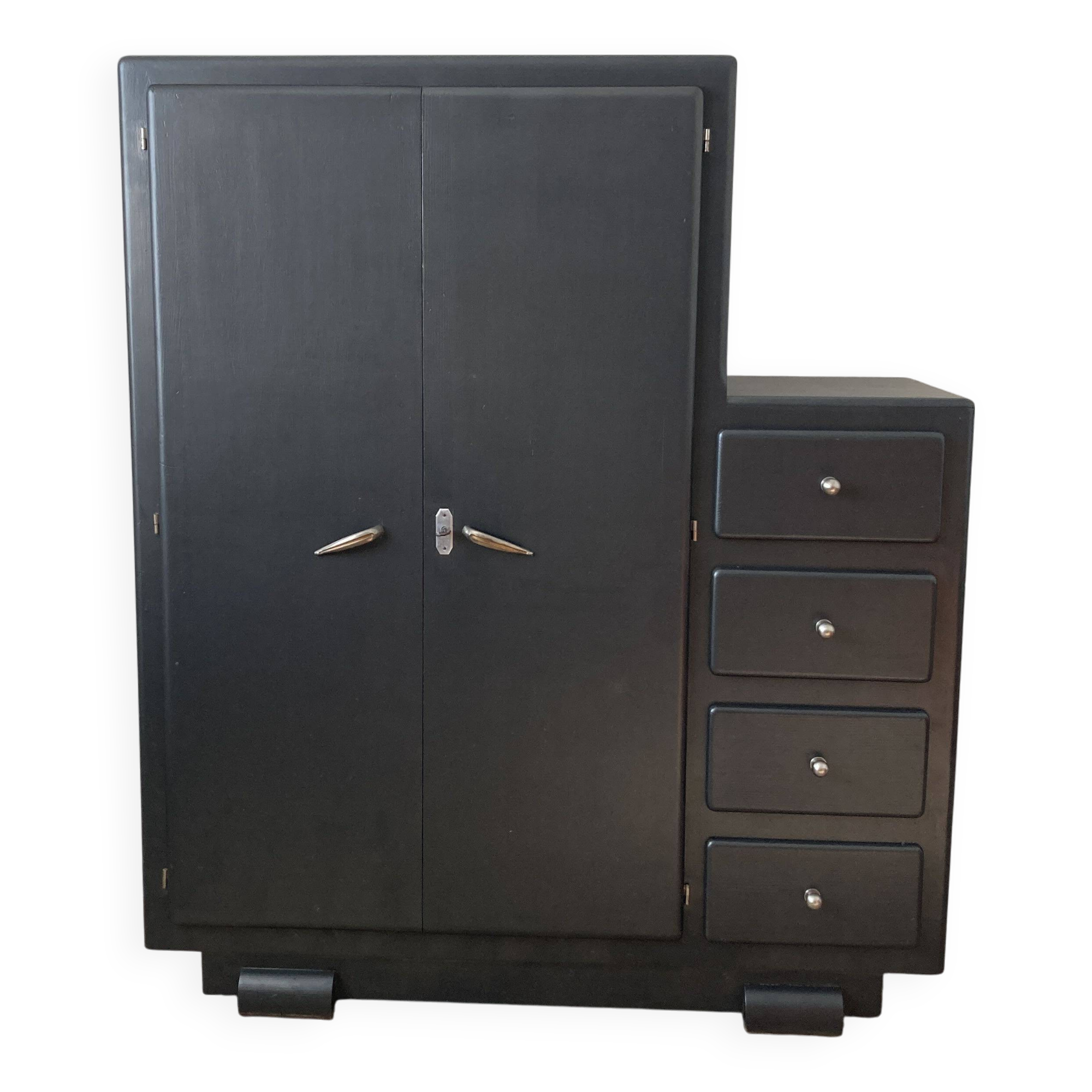 Armoire asymétrique peinte en noir