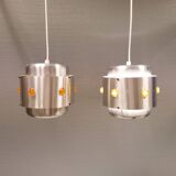 Deux suspensions Space-Age, en aluminium argenté avec prismes orange.