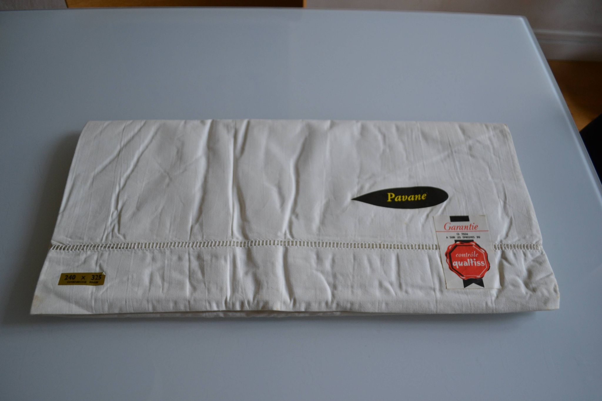 Antique linen sheet with Venetian scalloped edge, 240 x 325 cm, New Old Stock