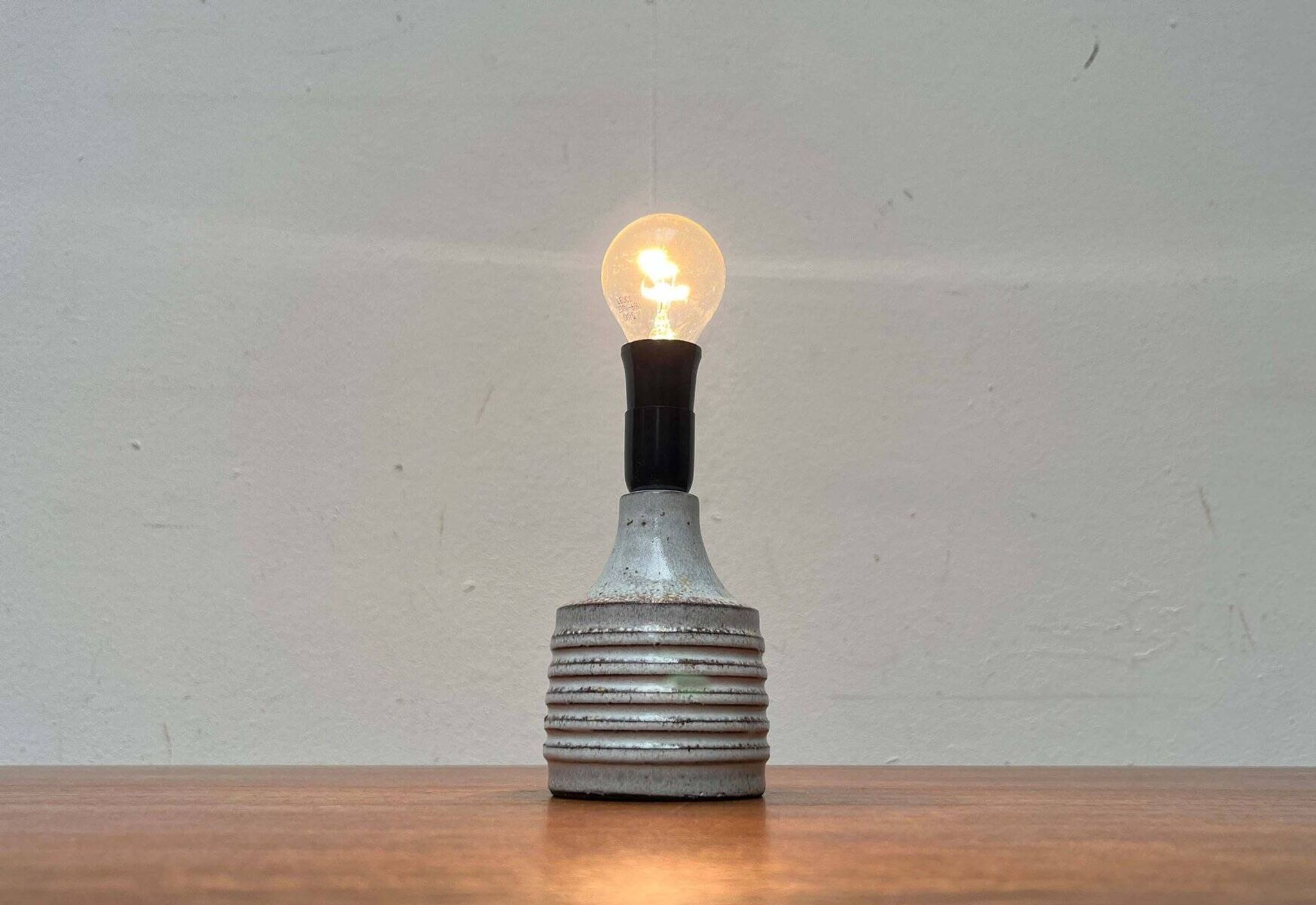 Mid-century modern studio pottery table lamp by Axella, 1960s.