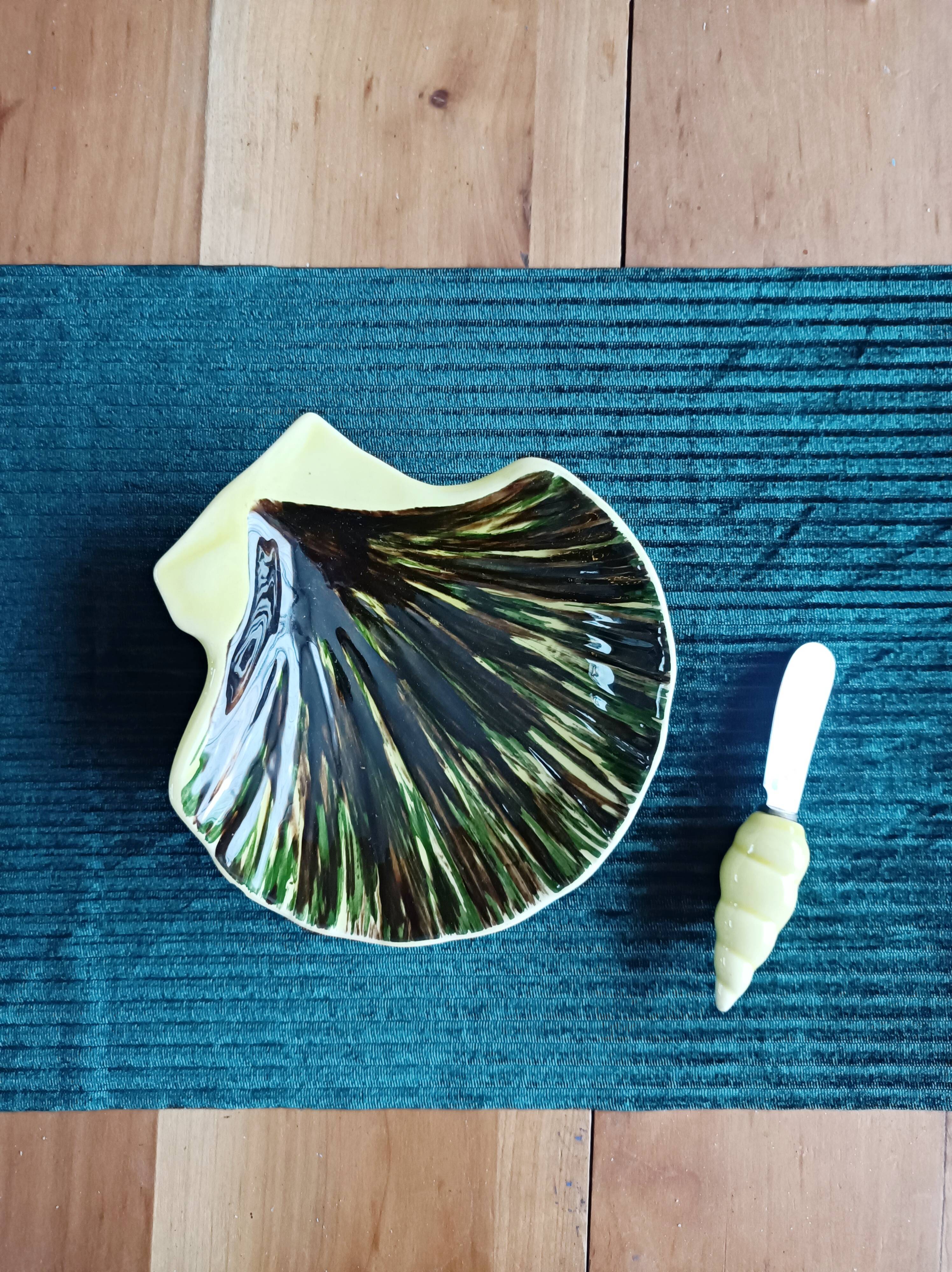 St-Clement shell-shaped butter dish and knife