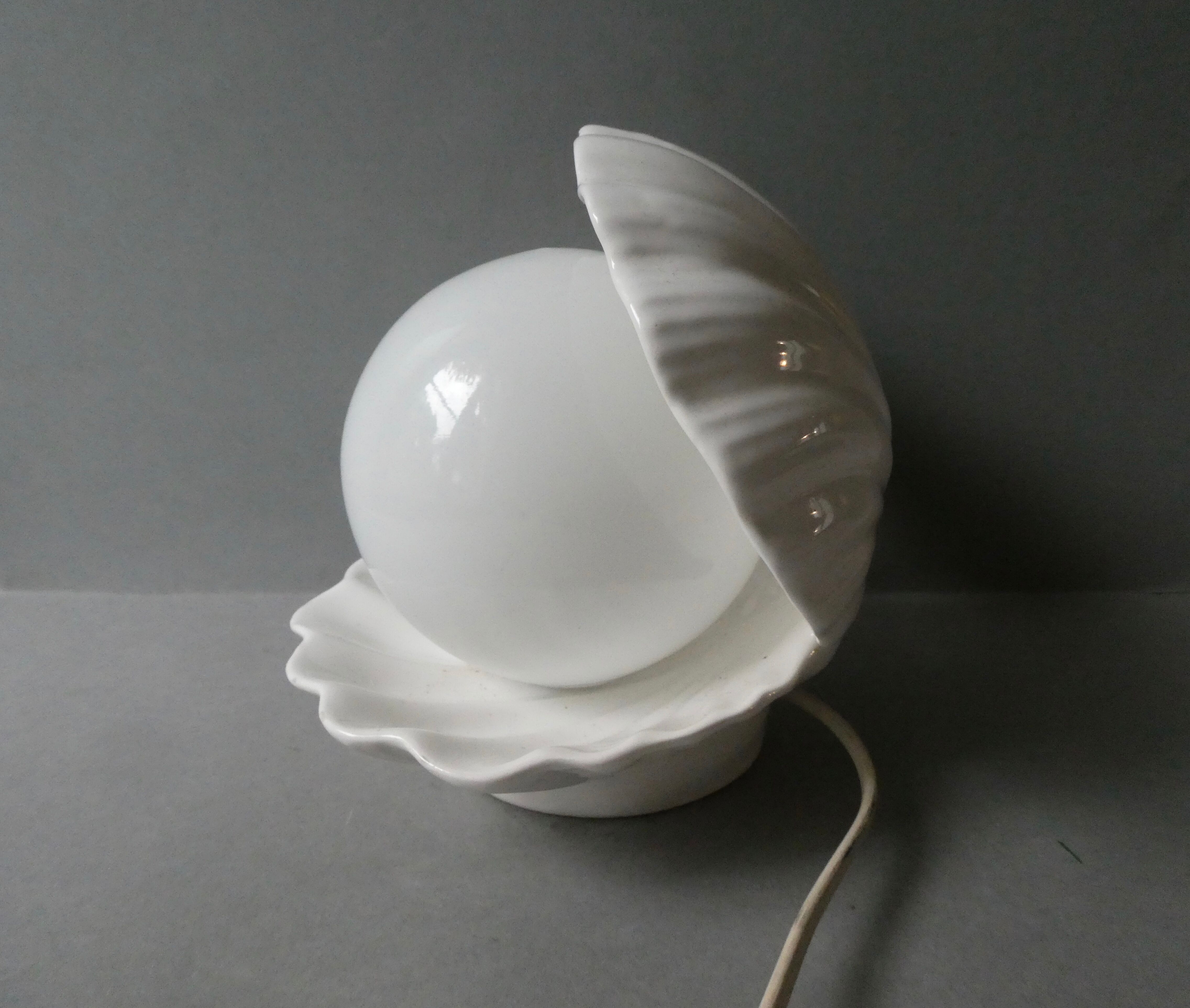 Shell lamp in white ceramic and opaline, 80s