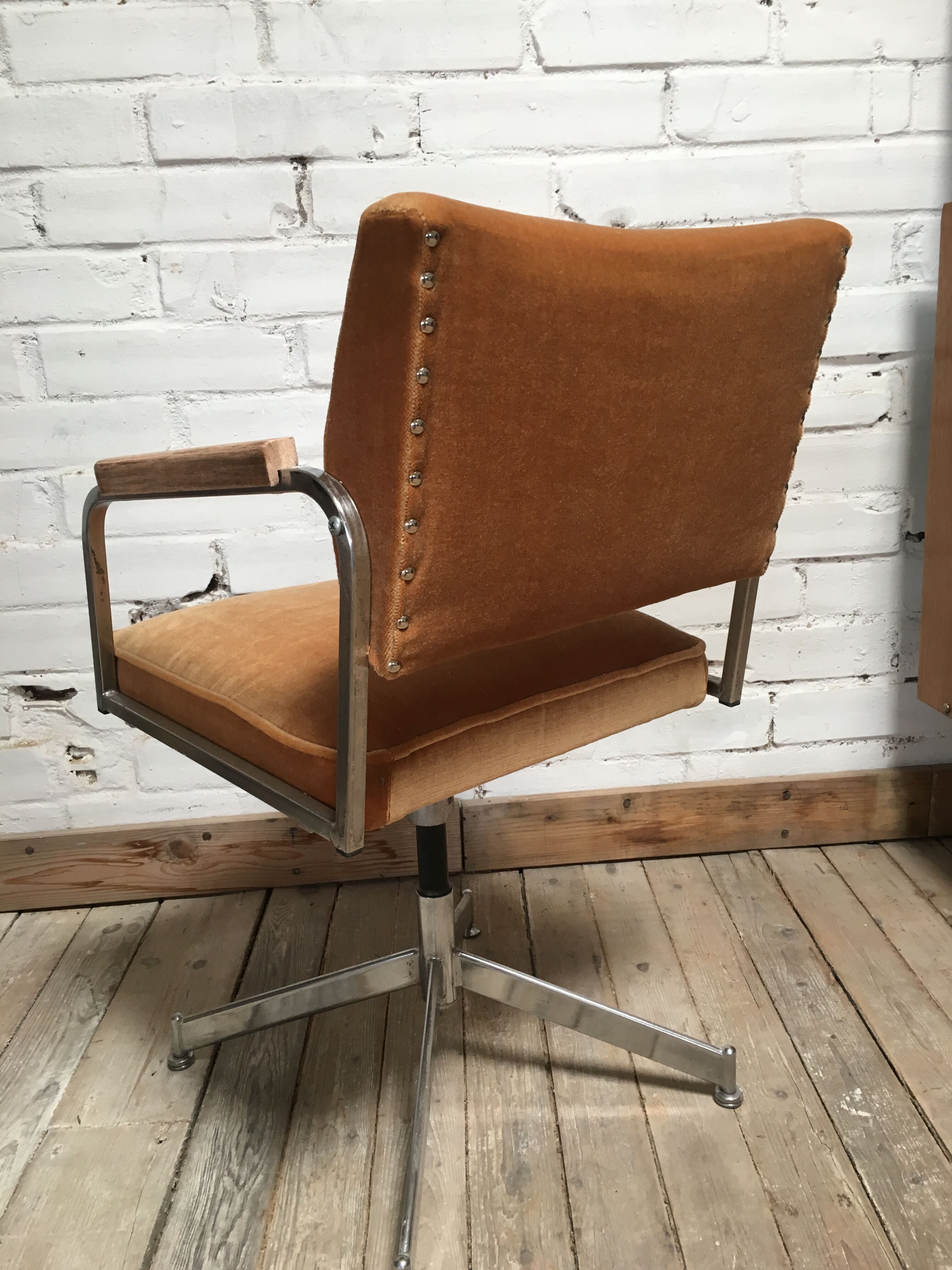 Chaise de bureau pivotante restaurée velours ocre