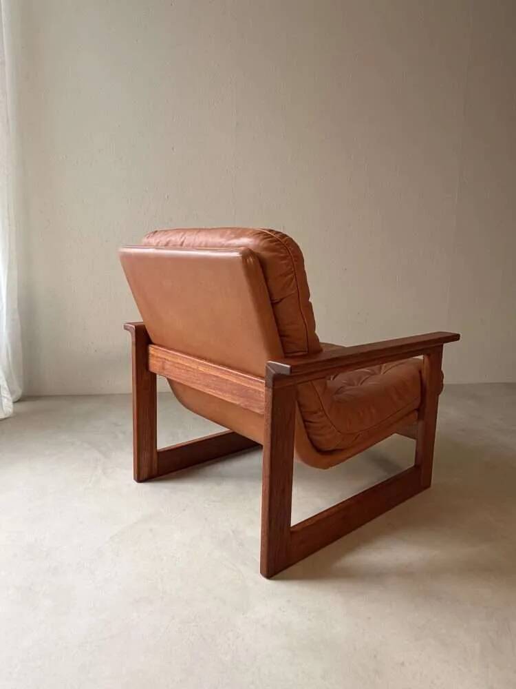 Vintage lounge chair in teak and leather from the 1960s.