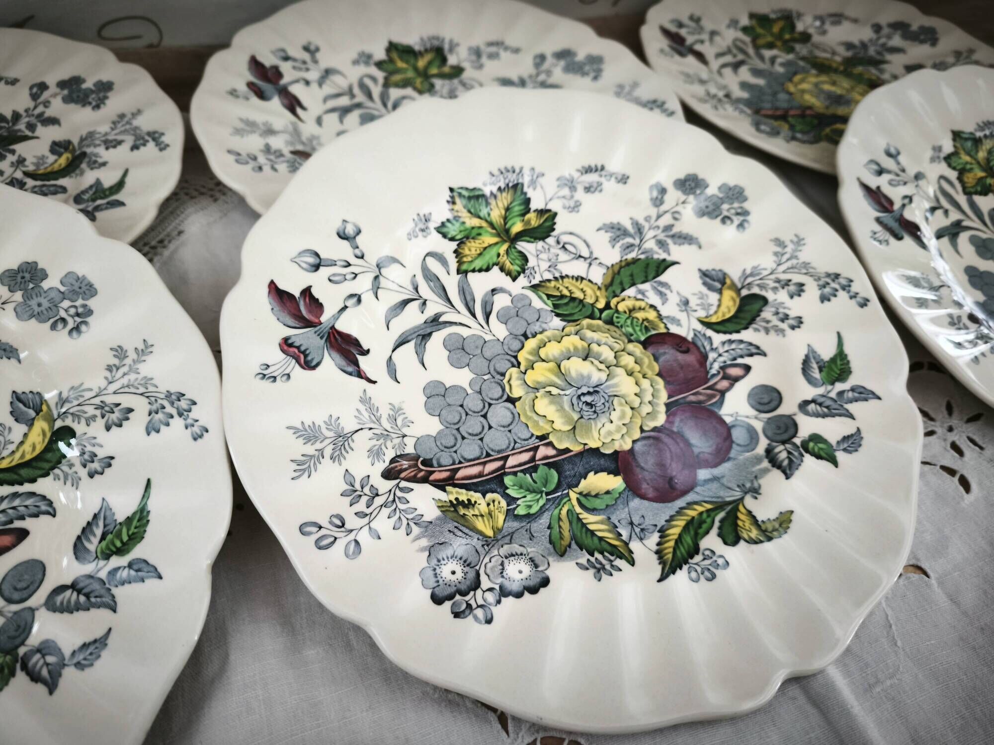 Set of 6 Royal Doulton dinner plates in the Kirkwood pattern.