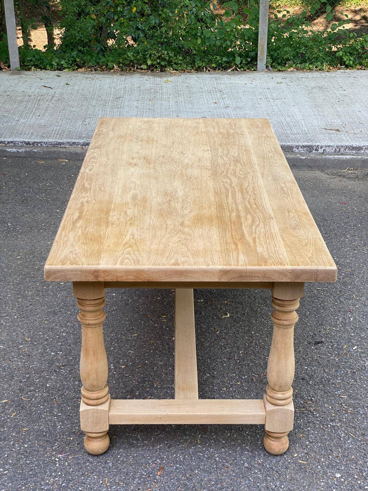 Renovated extendable farmhouse dining table made of solid raw oak from the 1950s.