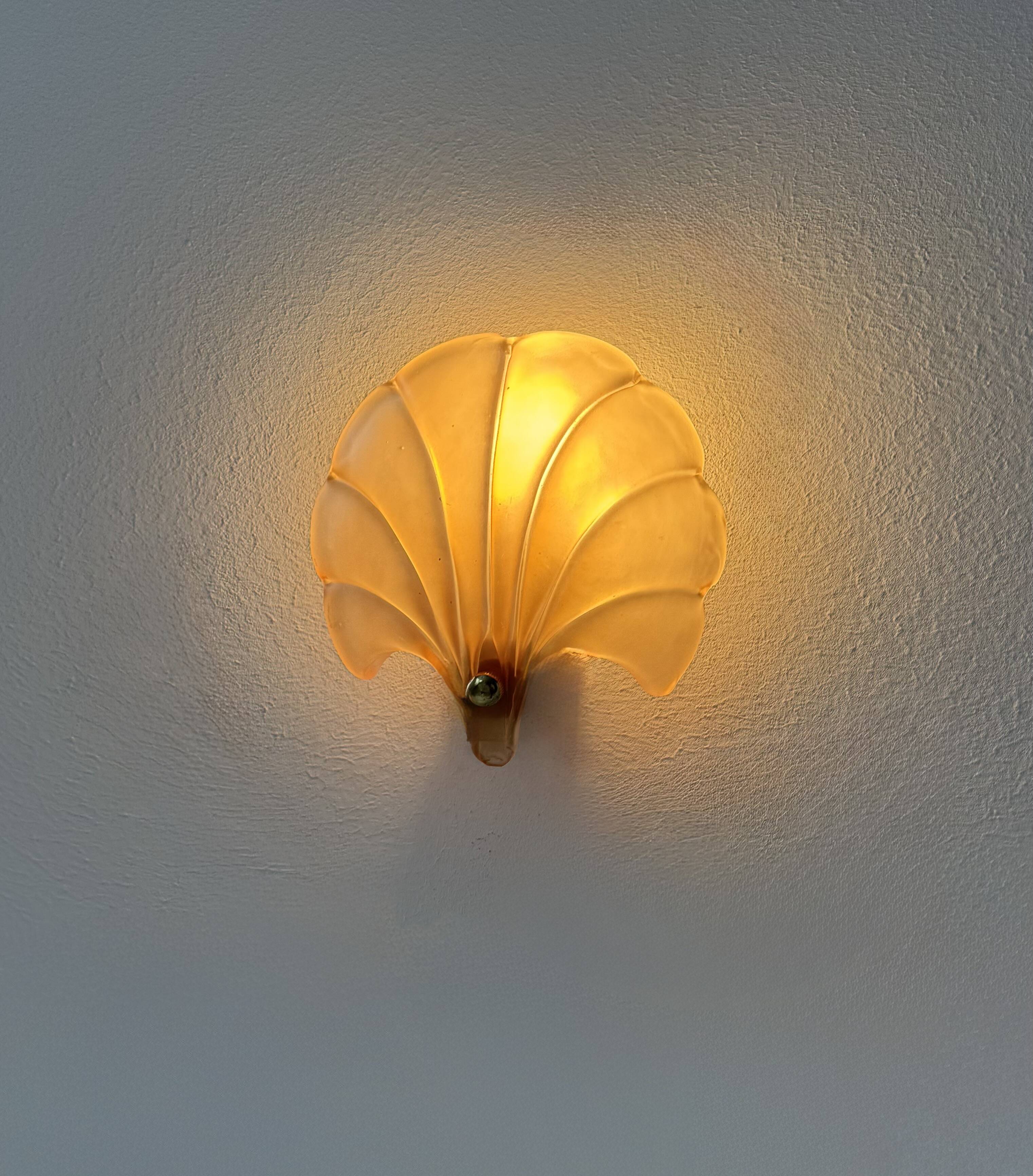 Applique vintage coquillage, verre ambré, France, 1970