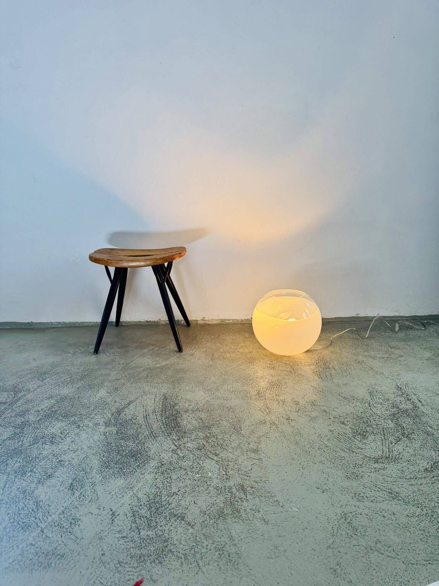 Lampe de table globe grande taille en verre par Ilu Design, Pays-Bas, années 1990.