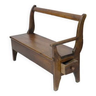 Banc artisanal en bois avec accoudoir et tiroir gauche.