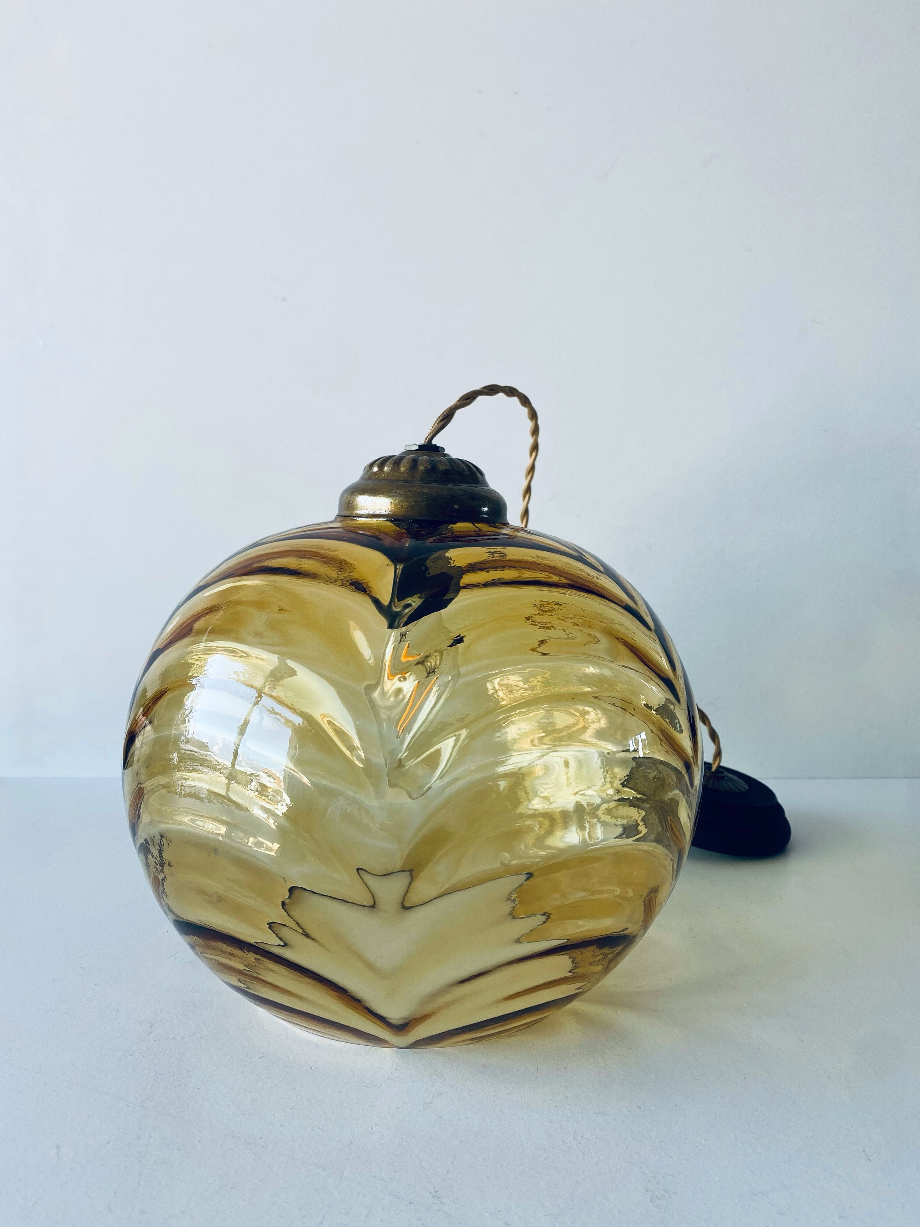 Amber glass ball suspension