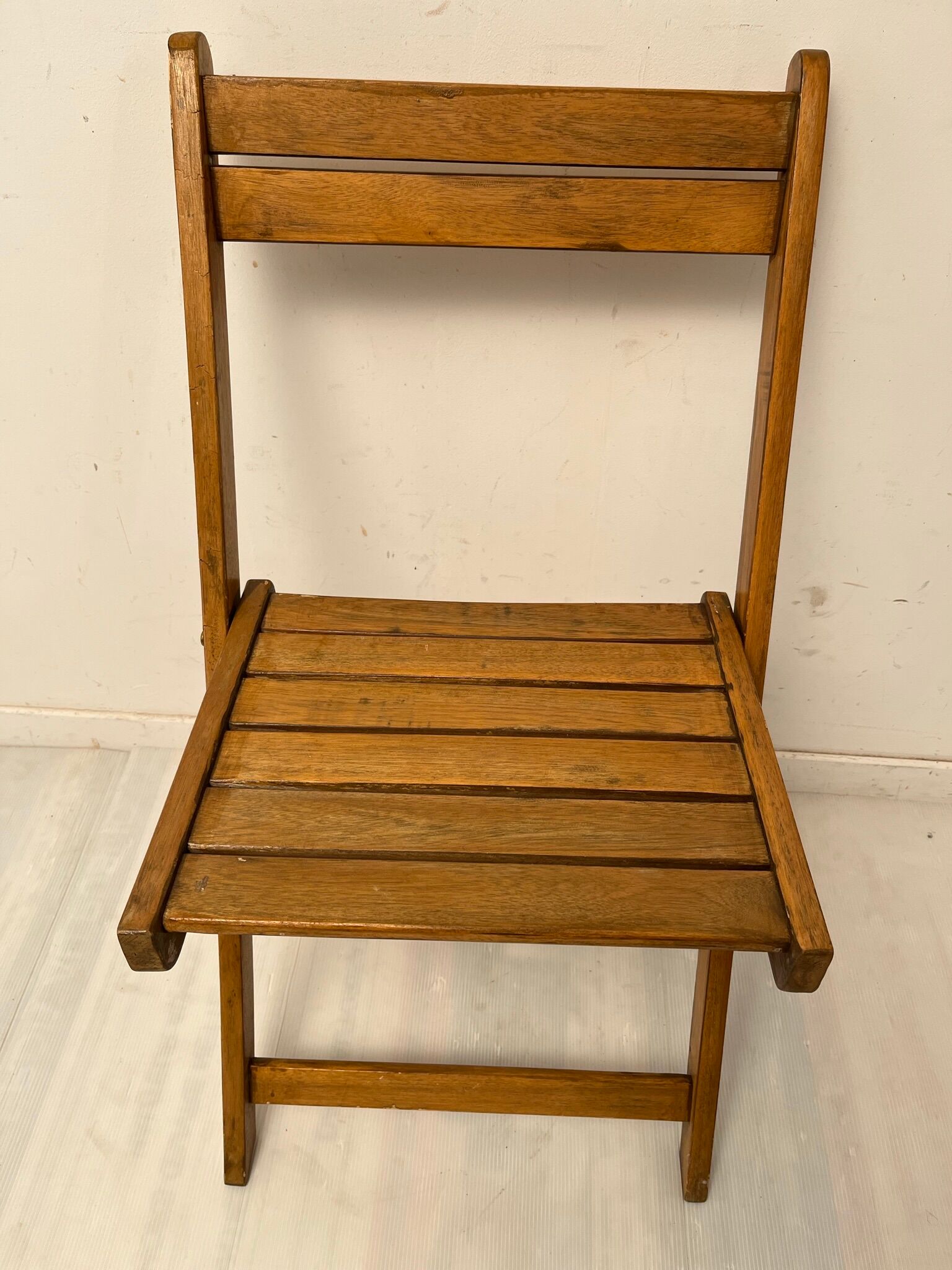 4 foldable chairs in vintage wood