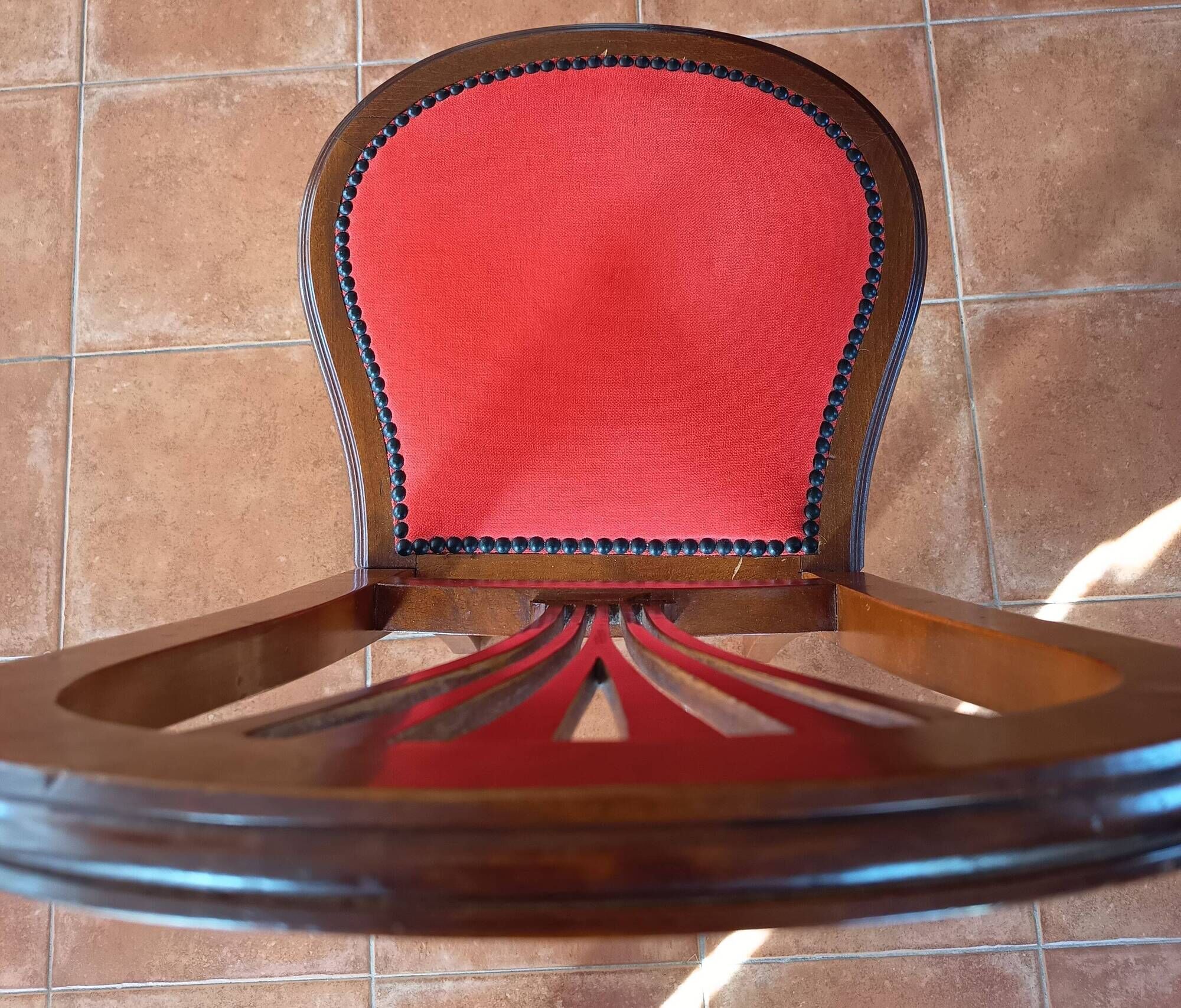 Vends 6chaises faisant partie d'une salle à manger complète en loupe d'orme