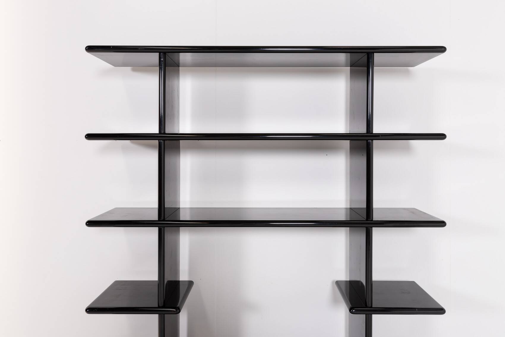 Vintage Italian design black gloss bookshelf, 1980’s