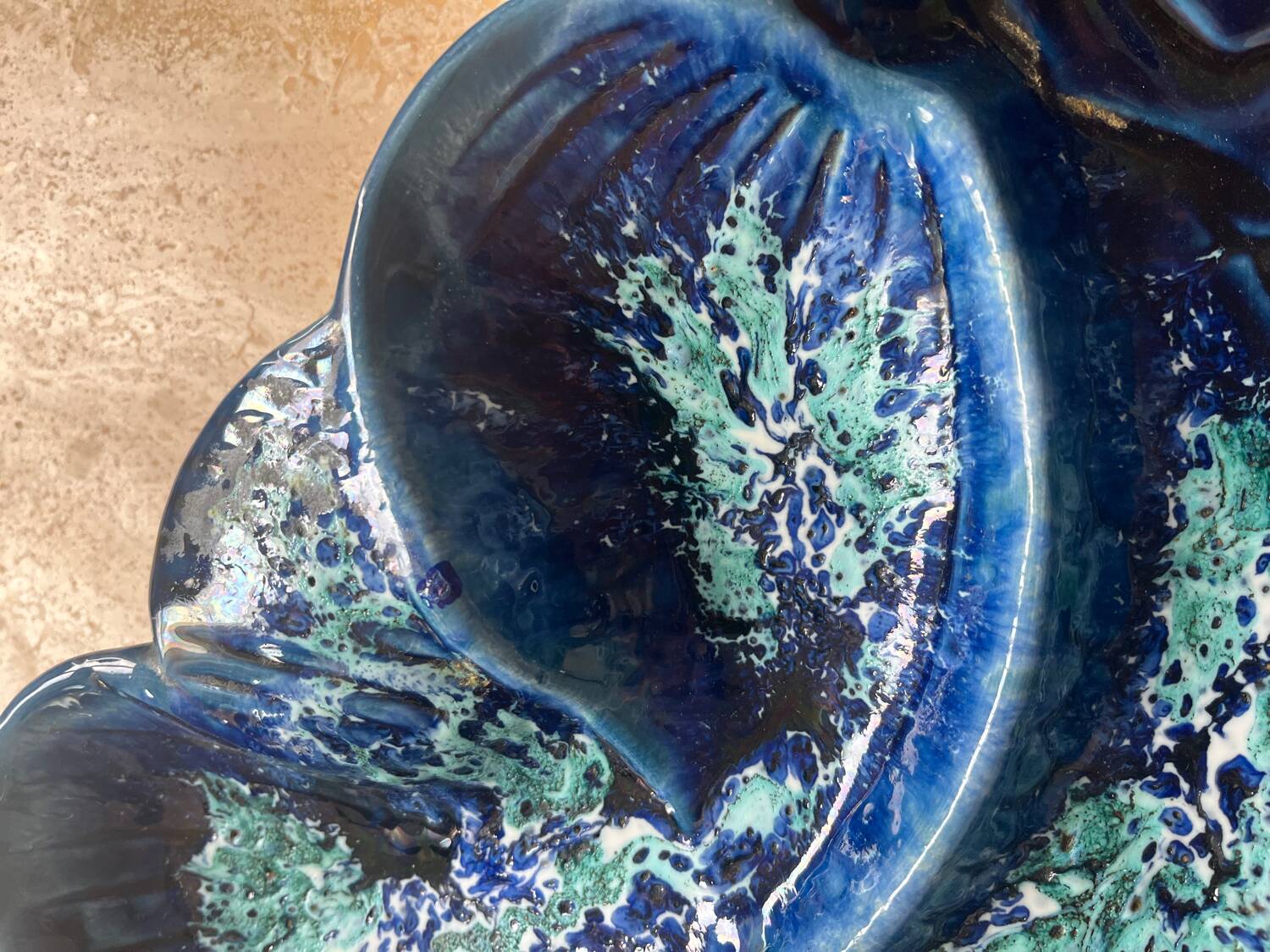 Plat en céramique en forme de poisson bleu