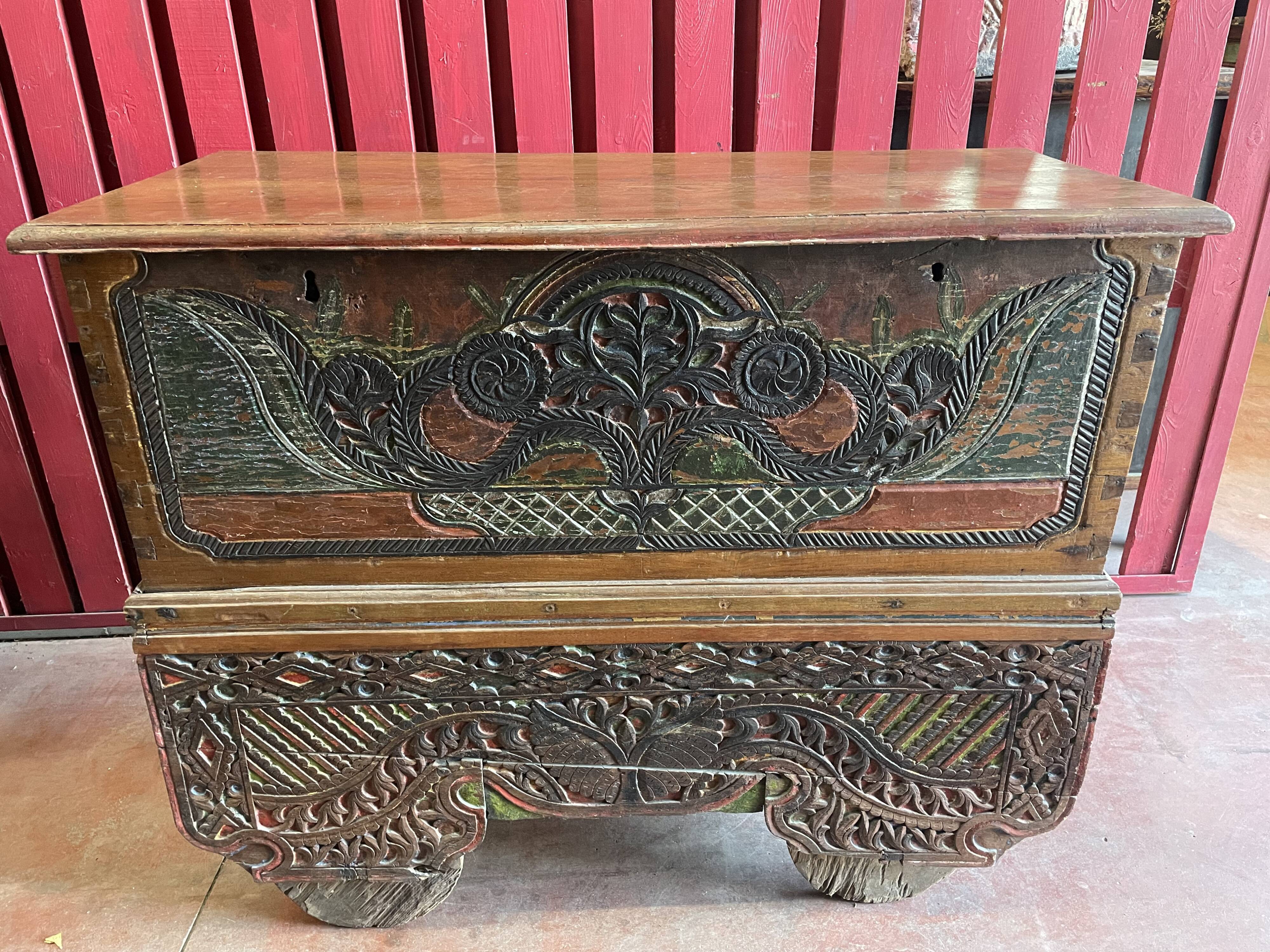 19th century merchant's chest on wheels, Indénosie, Madura island