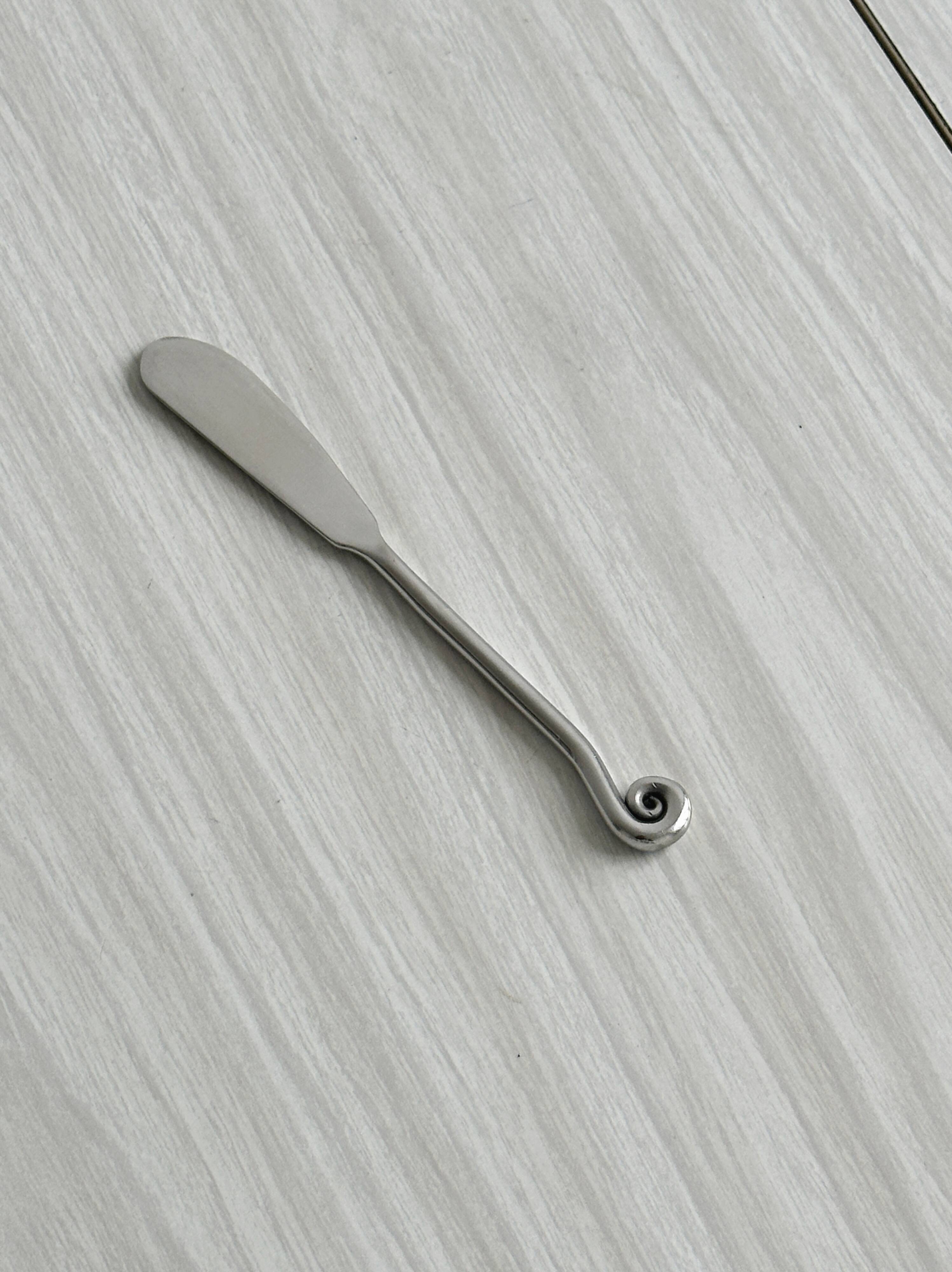 Metal snail butter knife
