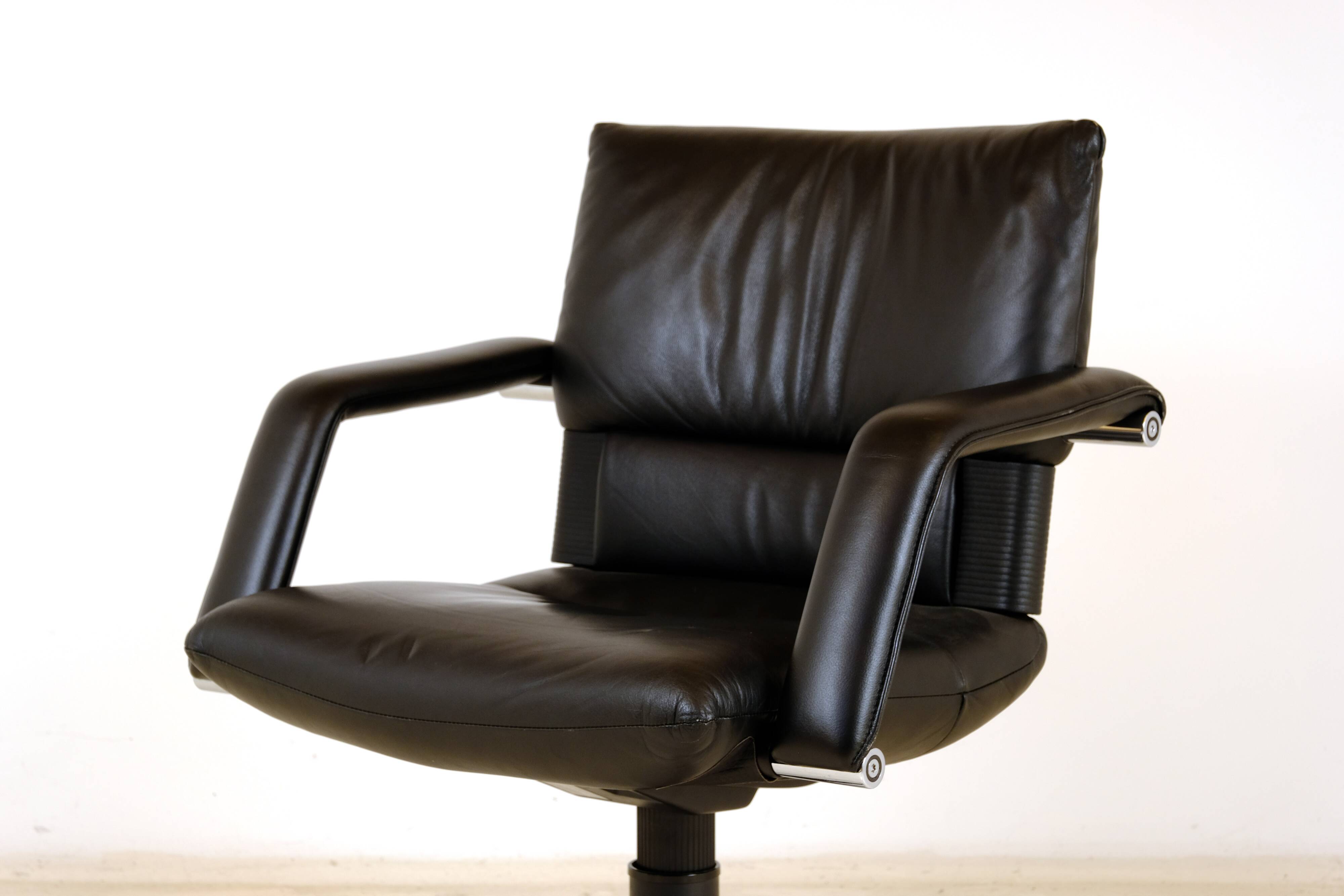 Fauteuil cuir "Figura" de Mario bellini pour Vitra