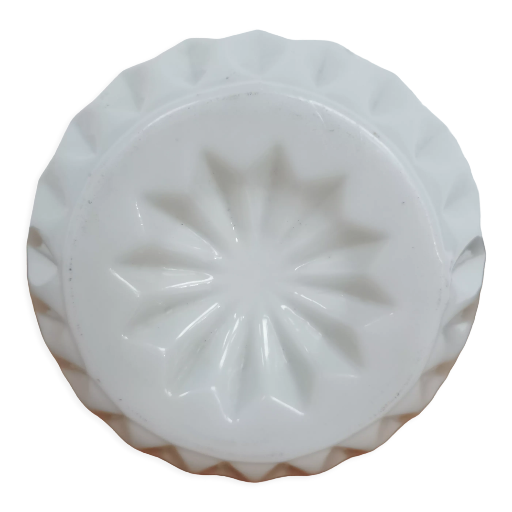 Chiseled vase in white opaline