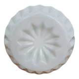 Vase ciselé en opaline blanche