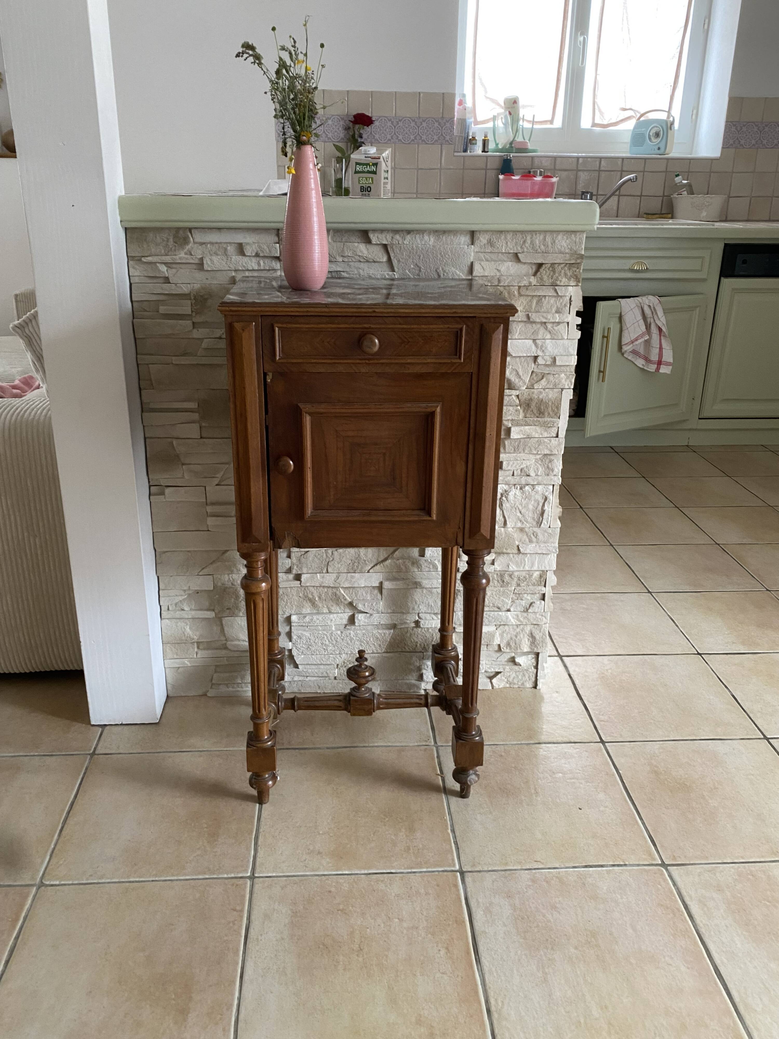 Table de nuit dessus marbre