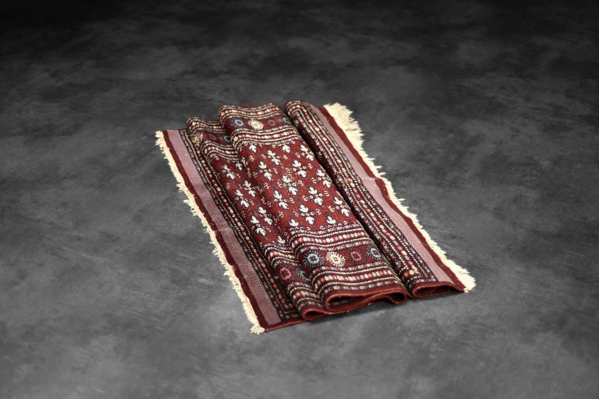 Tapis oriental Boukhara rouge tissé à la main, années 1960