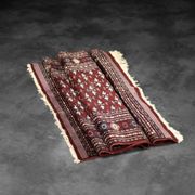 Tapis oriental Boukhara rouge tissé à la main, années 1960