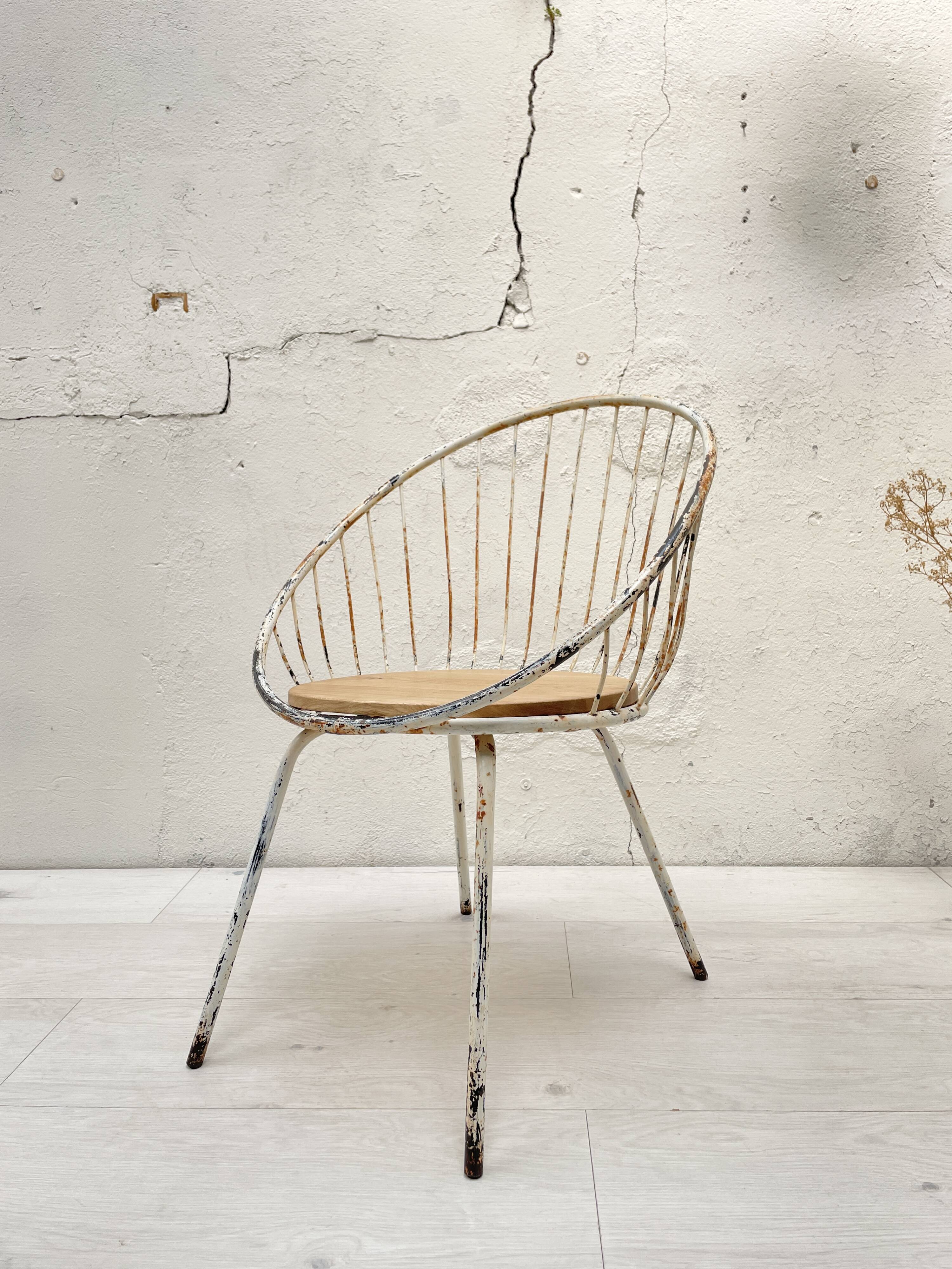 Basket armchair in metal and wood.