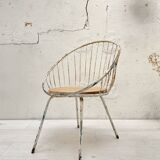 Fauteuil corbeille en métal et bois.