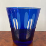 Verre ancien en cristal doublé bleu.
