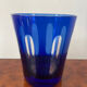 Verre ancien en cristal doublé bleu.