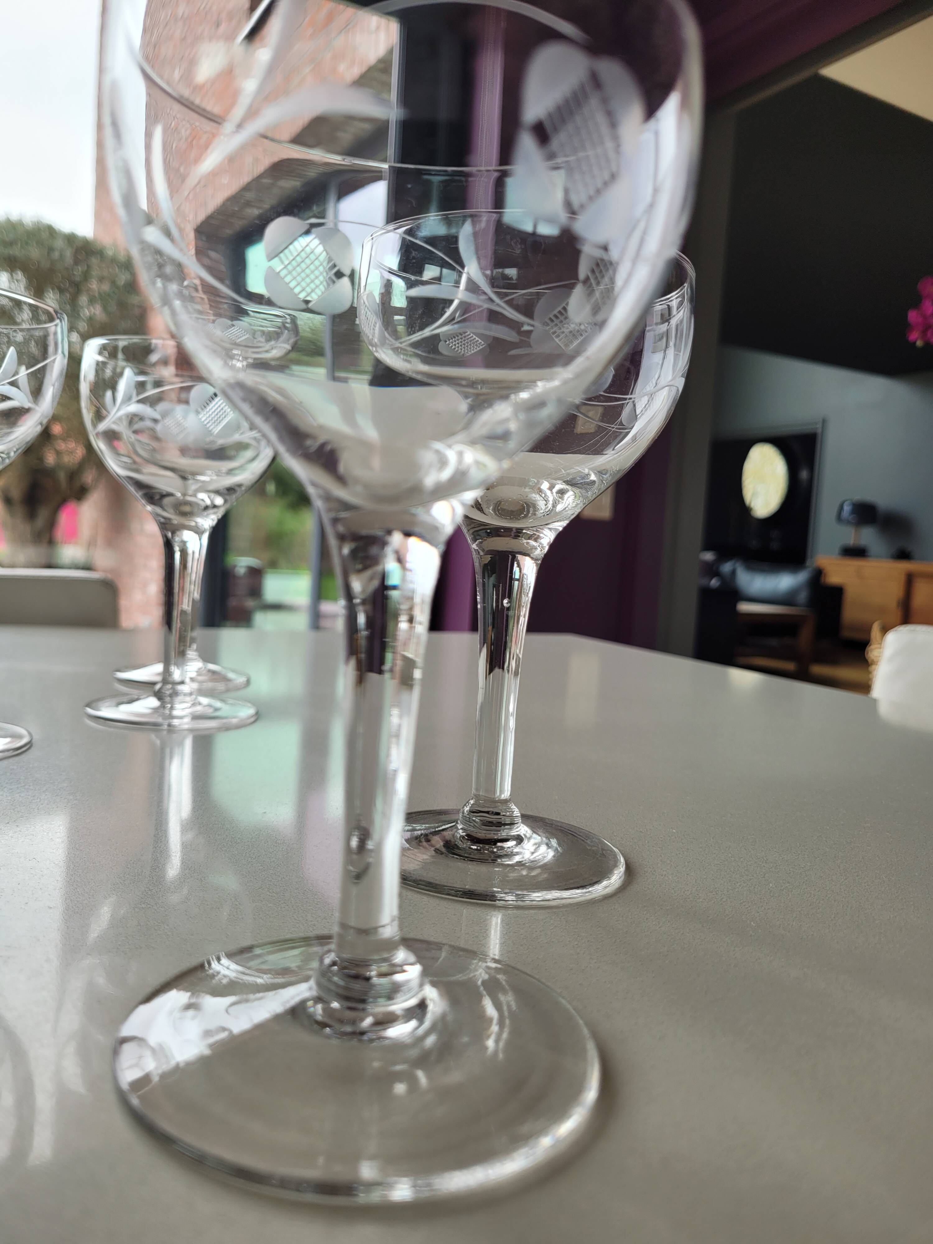 Set of 6 stemmed glasses