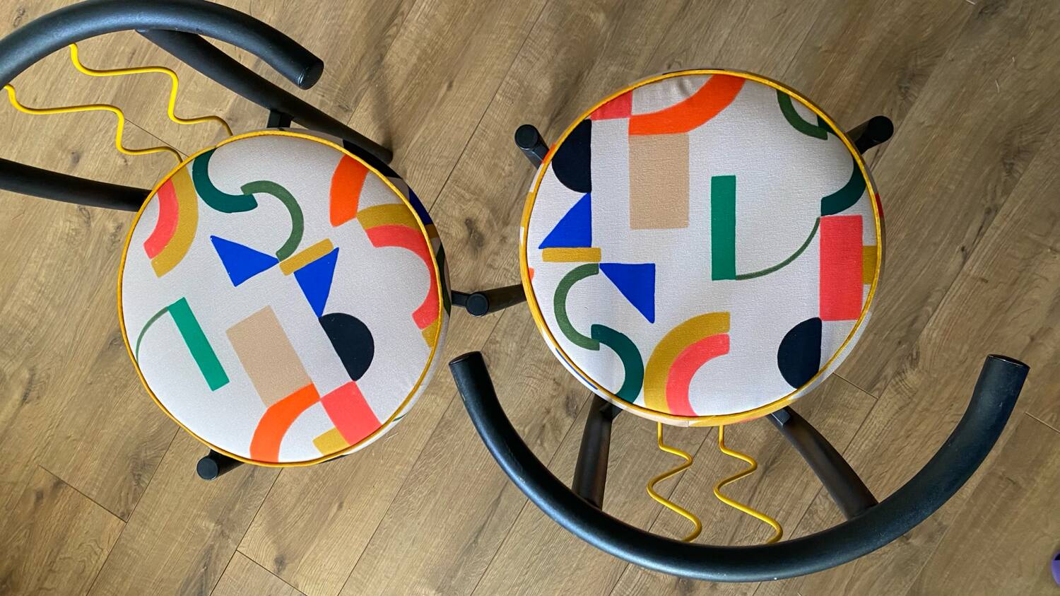 Metal tubular chairs Memphis 1980s