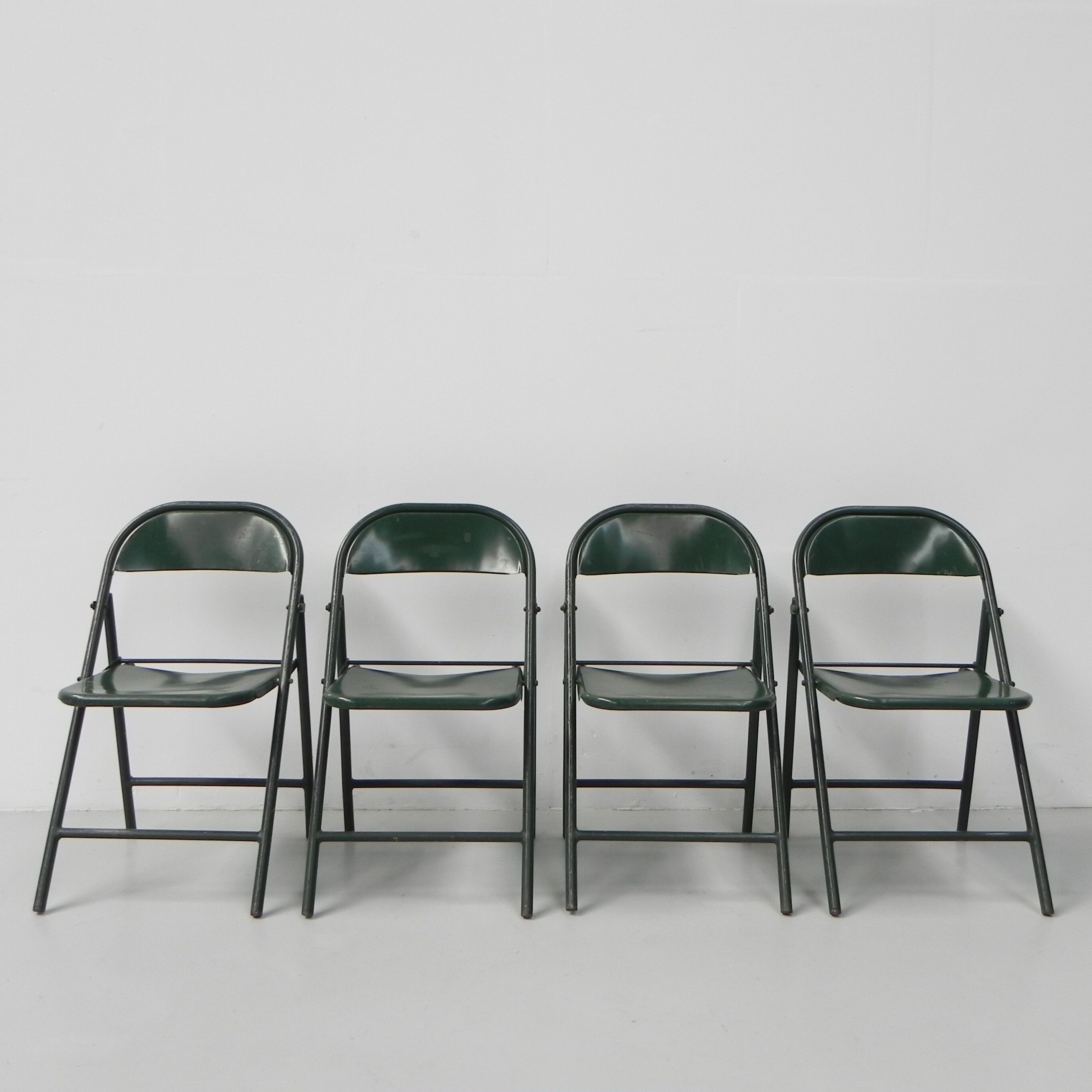 https://tiltvintagedesign.com/gb/furniture/3926-set-of-4-industrial-steel-folding-chairs-du-al-dare-