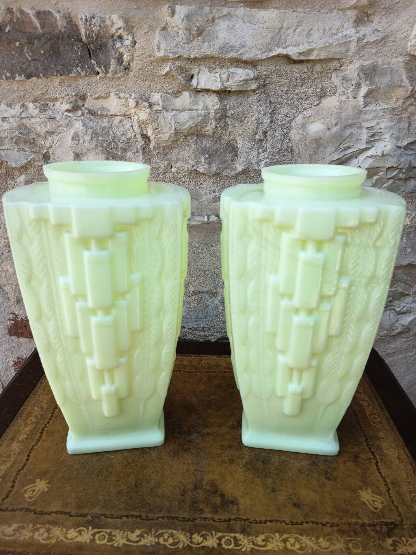 Paire de vases Art Déco en opaline uranifère vers 1930