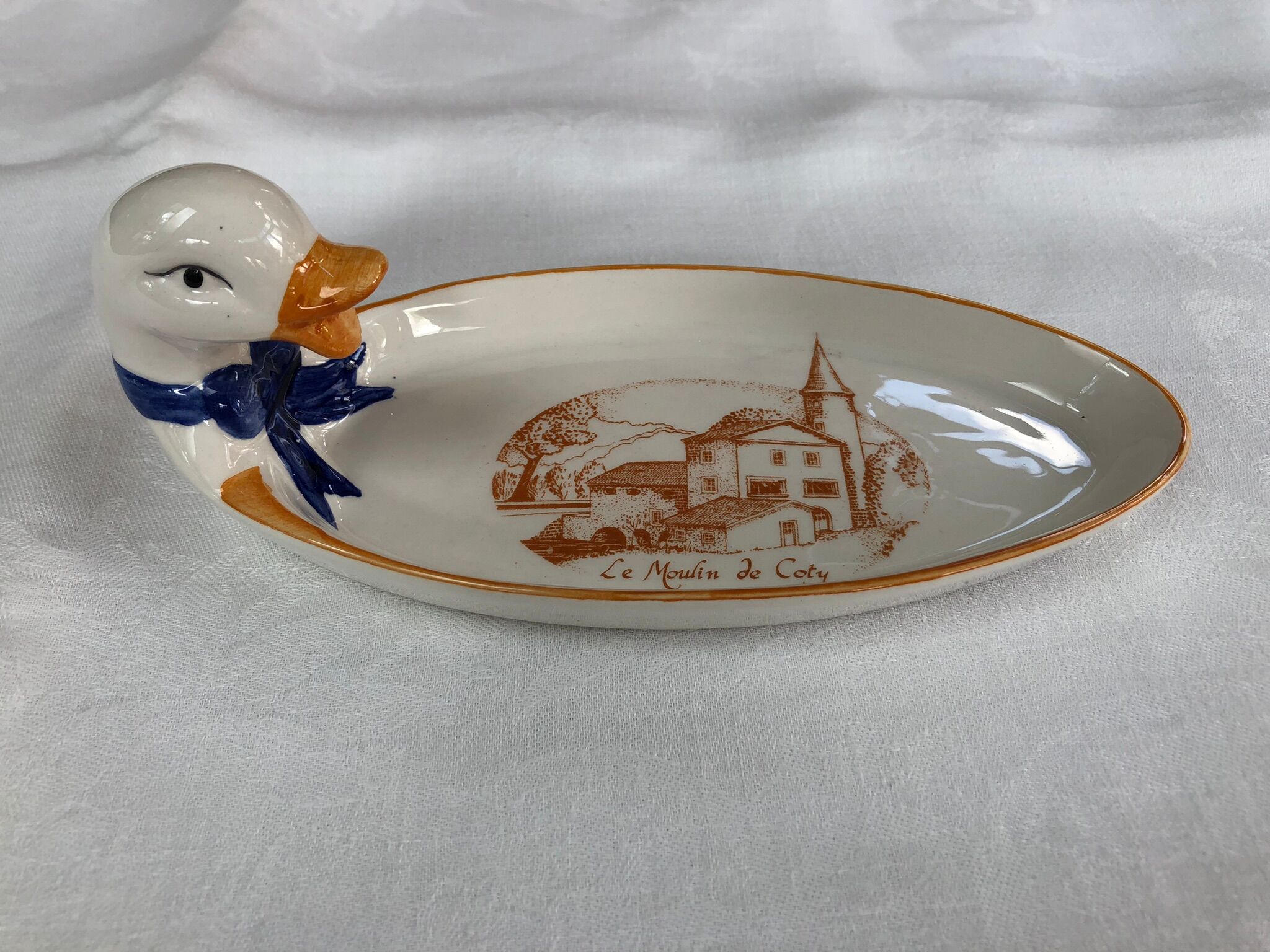Duck-shaped bowl