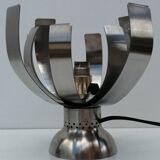 Lampe à poser space age en métal chromé figurant une fleur, années 60