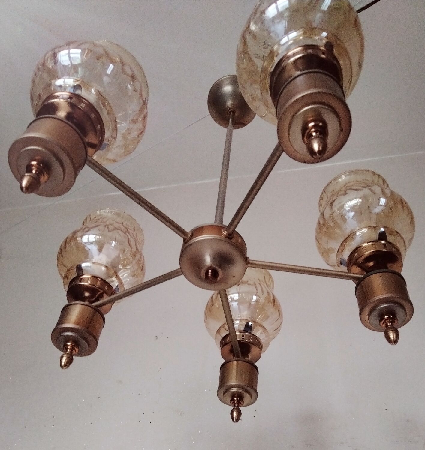 Chandelier in gilded brass and brown smoked glass with 5 branches