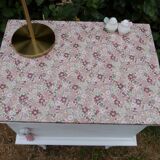 Table de chevet patinée blanc et tissu fleuri