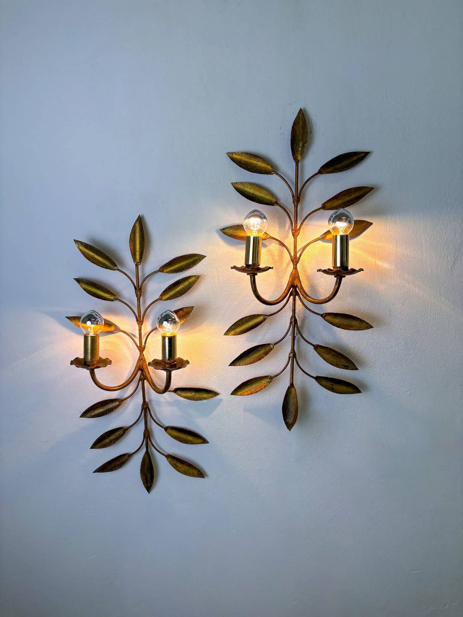 Pair of floral gilded Florentine wall sconces, large mid-century design, Italy 1960s