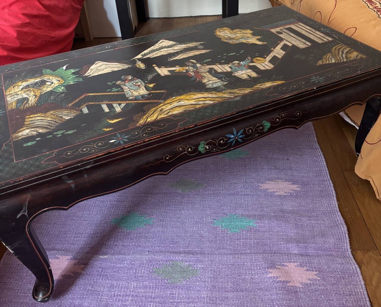 Chinese black lacquer coffee table with figurative decoration – Coromandel style – 20th century.