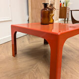Table basse en plastique orange