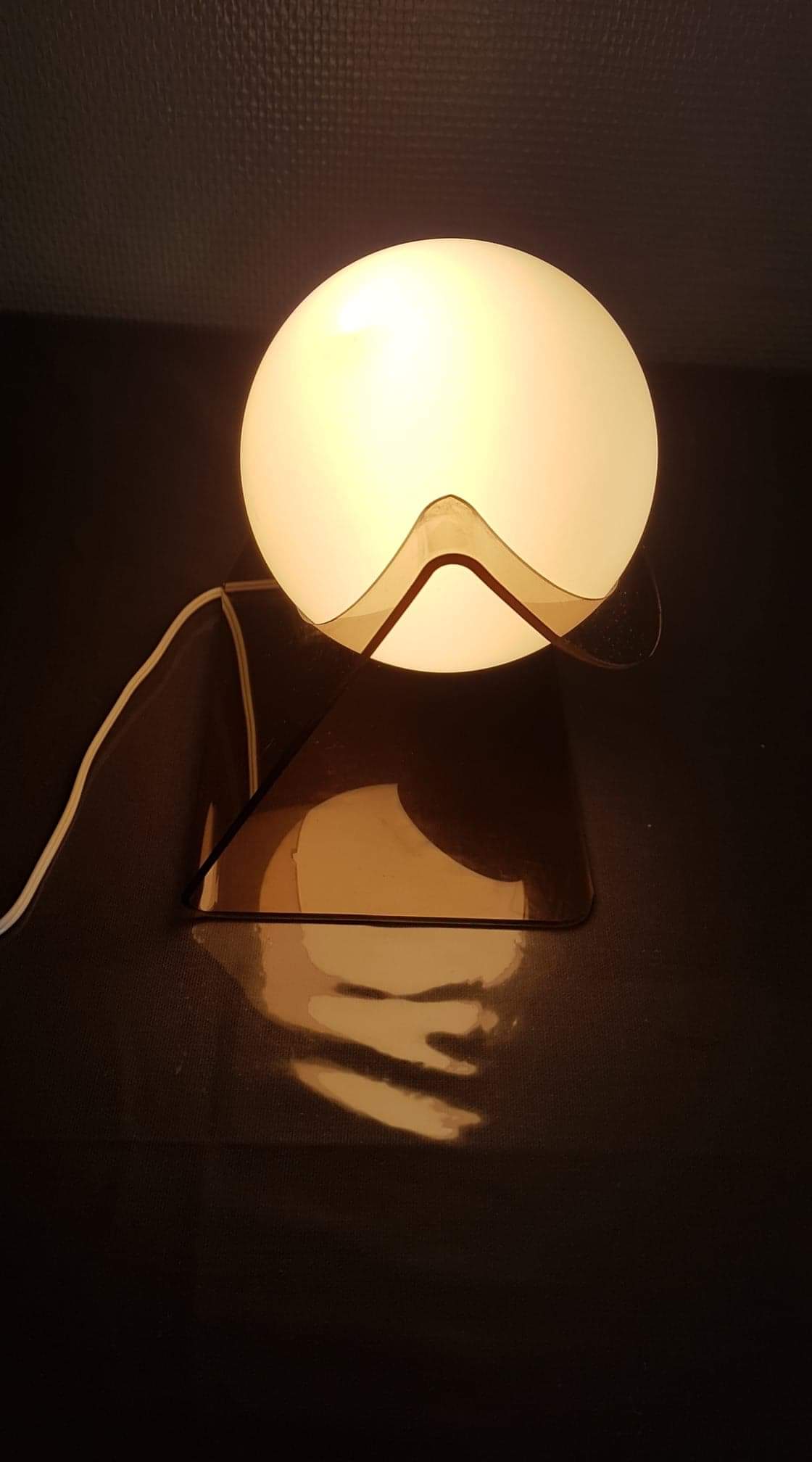 Lampe à poser plexiglas fumé et globe opaline blanc des années 70