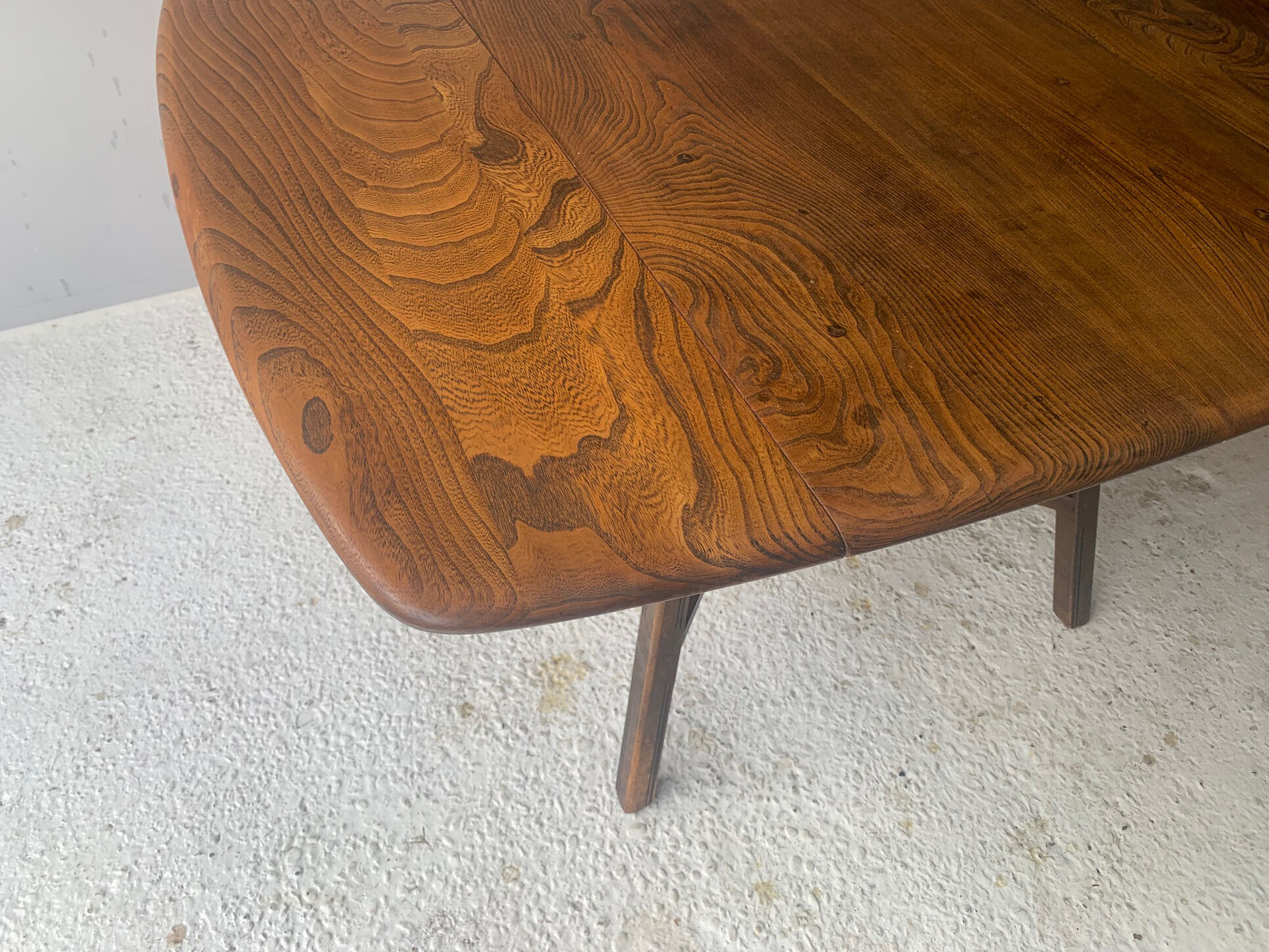 Table Ercol 1960's 'Old Colonial 377' avec étiquette bleue