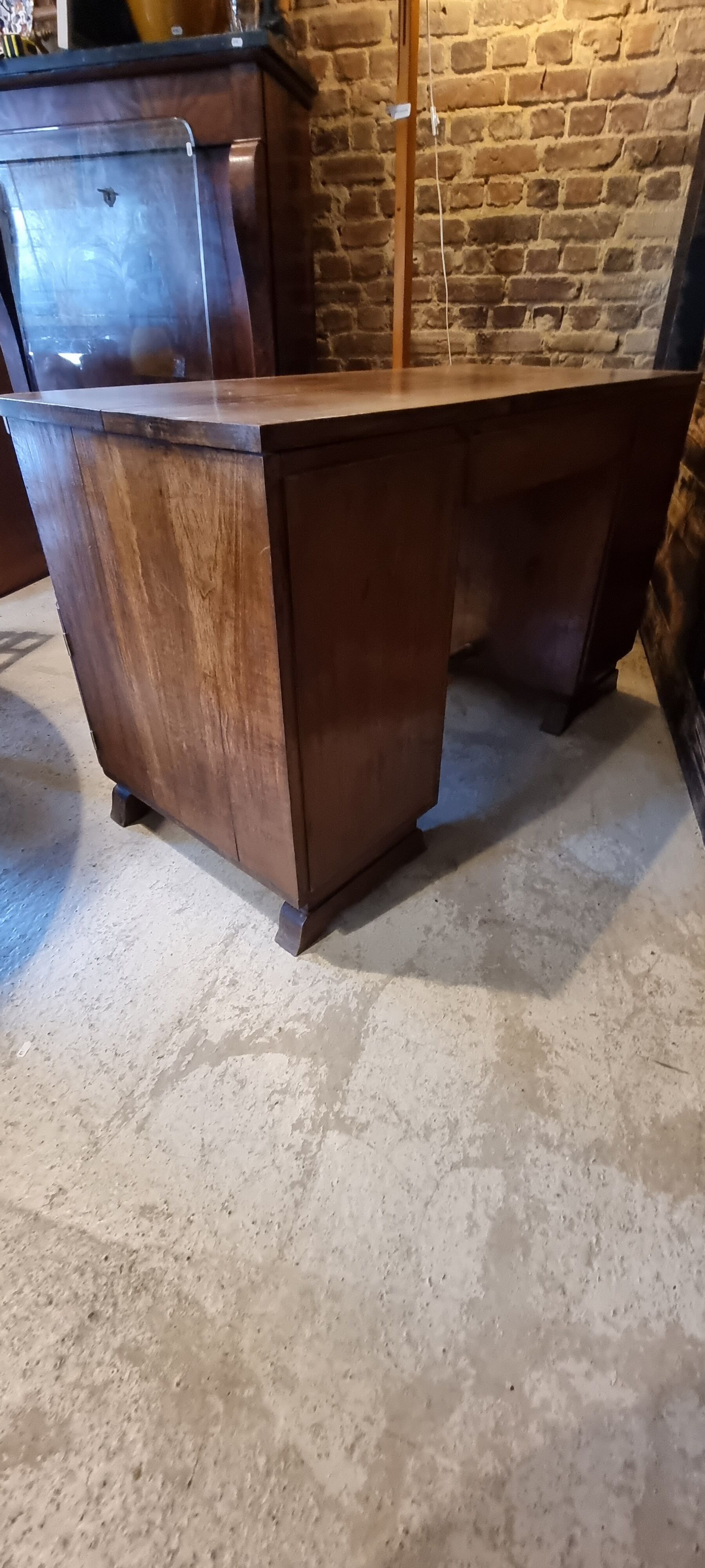 Glass tray desk
