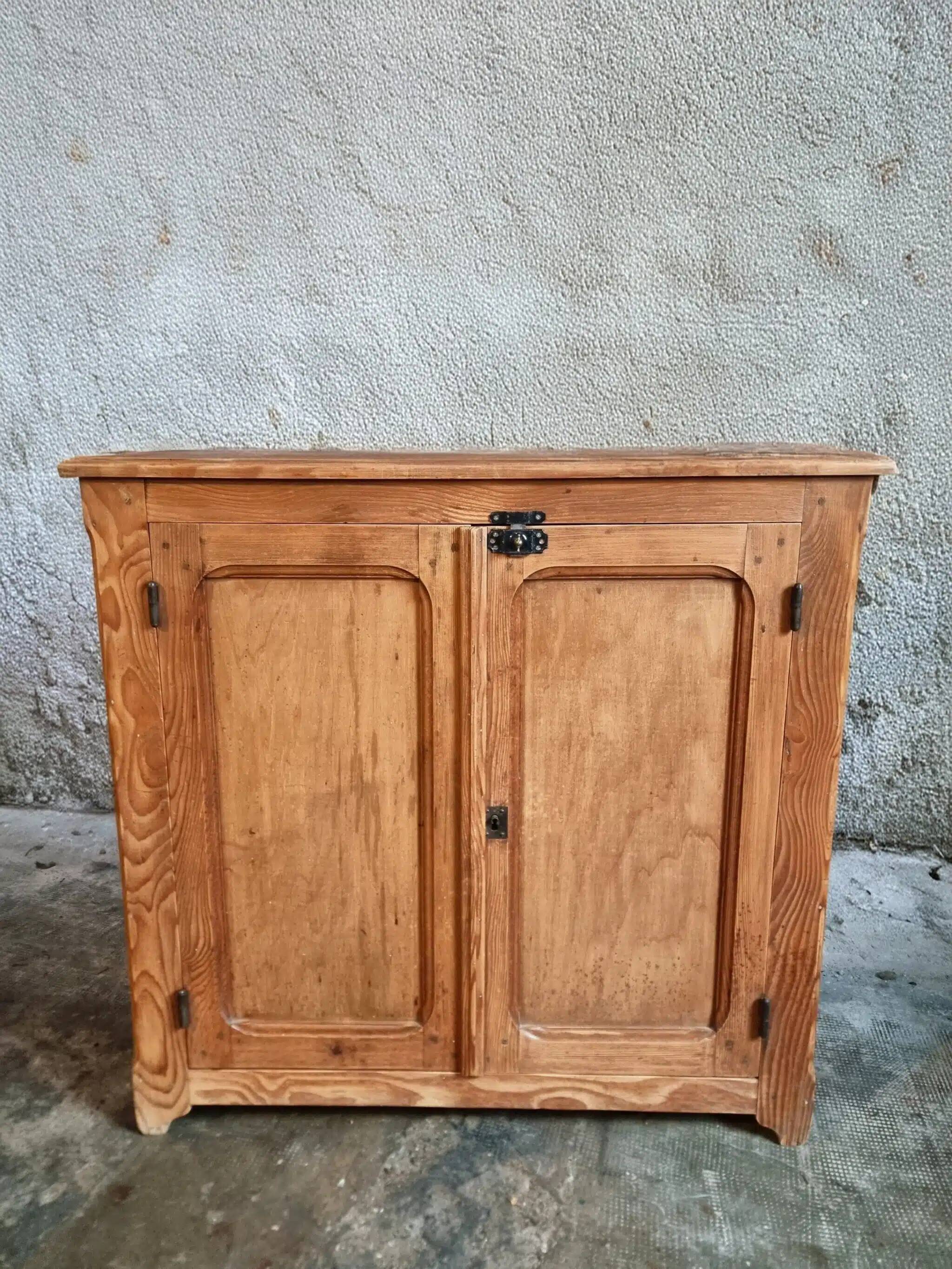 Buffet ancien français en pin, début du XXe siècle
