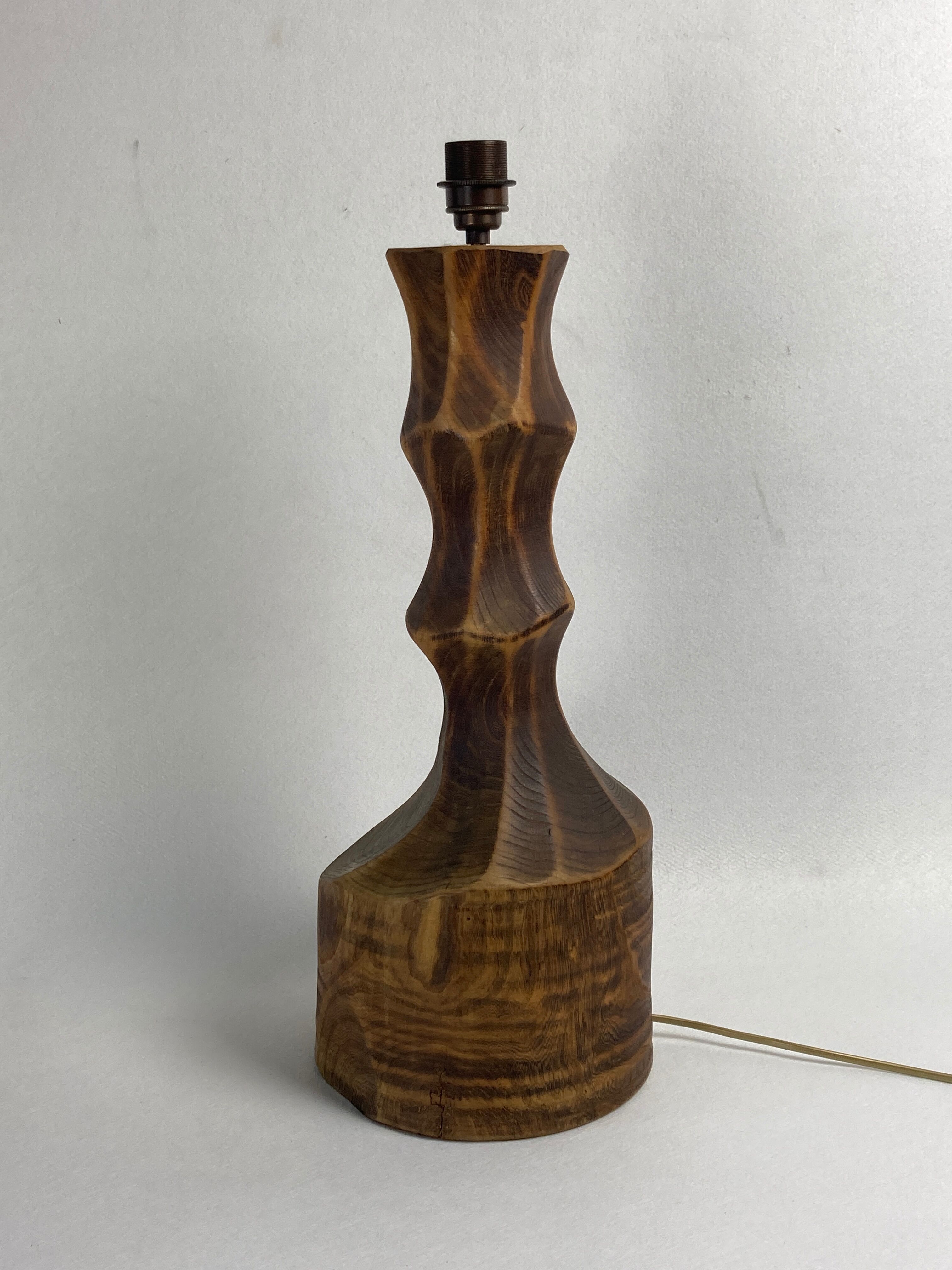 Large brutalist table lamp with rattan shade, Dutch ca 1960s ( 76 cm )