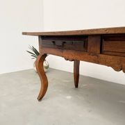 Table, drapière en noyer, XIXème s.