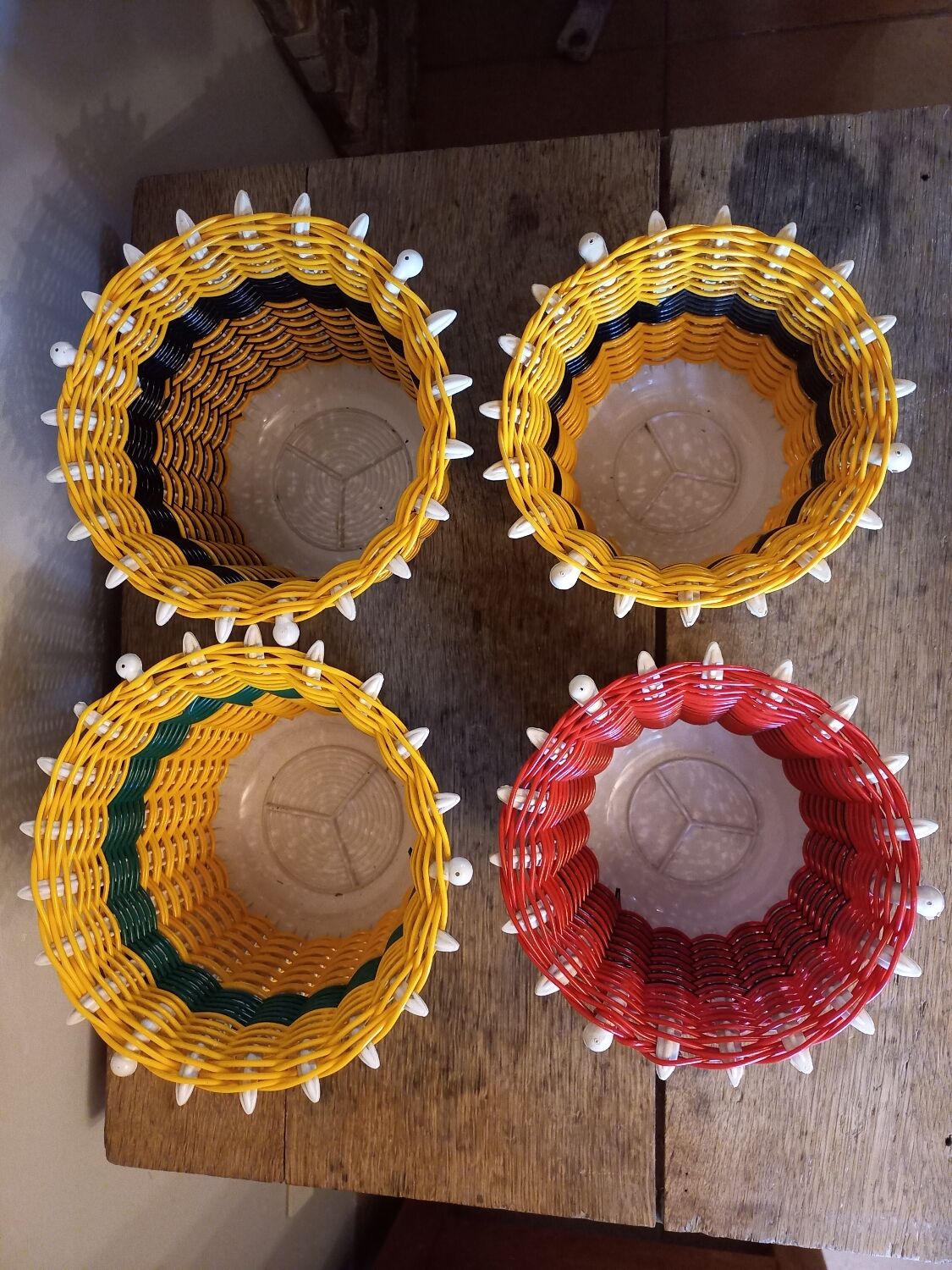 Lot de 4 vases en scoubidou vintage